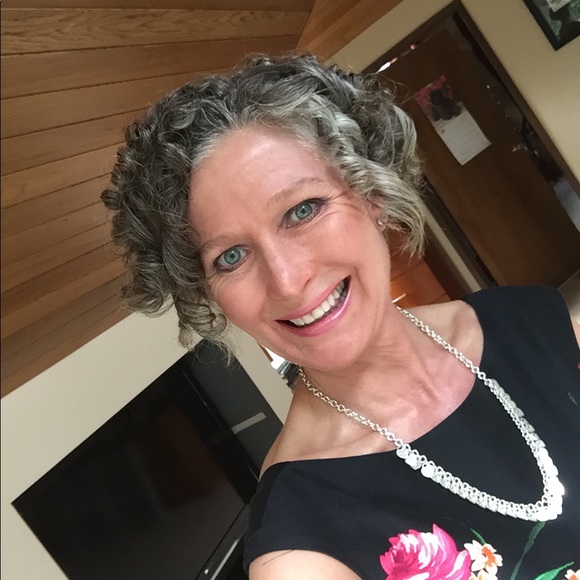 Meet your Posher, Elizabeth - Picture 1 of 5